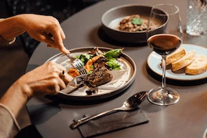 پذیرایی در قایق و یات در کیش